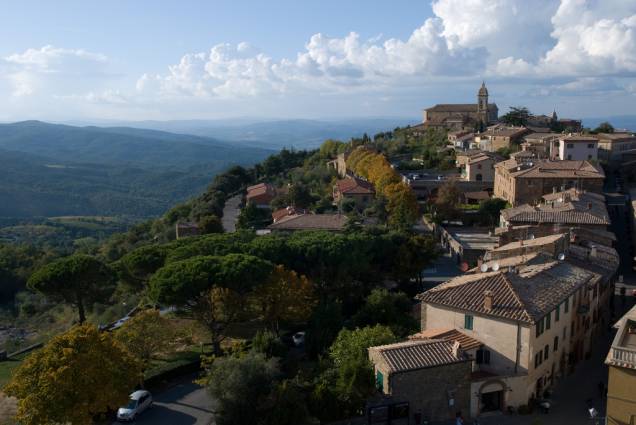 <strong>MONTALCINO </strong>(a 36 km de Montepulciano) Logo ali, <em>a quattro passi</em> (a quatro passos) de <strong>Montepulciano</strong> você encontra a pequena e pacata <strong>Montalcino</strong>, também no alto de uma colina, rodeada pelos melhores vinhedos da itália, berço das uvas <em>sangiovese</em>. Com elas são produzidos os famosos vinhos <em>Brunello di Montalcino </em>e<em> Rosso di Montalcino, </em>ambos com certificado D.O.C.G. Após longo período de fermentação, os vinhos permanecem em grandes tonéis de carvalho por 36 meses. O <em>Brunello</em> é um vinho intenso e longevo, encorpado, um pouco tânico, com aroma rico e amplo na boca. O <em>Rosso</em> é um vinho mais jovem, com menos tempo de amadurecimento. É também encorpado, tem cor rubi escuro, perfume com toque de frutas vermelhas e especiarias. Novamente você poderá fazer o tour pelas vinícolas que fazem parte do <em>Consorzio del Vino Brunello di Montalcino</em> (Piazza Cavour, +39(577)848-246, <a href="mailto:info@consorziobrunellodimontalcino.it">info@consorziobrunellodimontalcino.it</a>).Consultando o <a href="https://www.consorziobrunellodimontalcino.it" rel="site das vinícolas" target="_blank">site das vinícolas</a>, você saberá quais abrem para visitantes, os meios de contato e todas as informações para organizar uma visita. Conheça também <a href="https://www.enotecalafortezza.it" rel="La Fortezza" target="_blank">La Fortezza</a> (Piazza della Fortezza, +39(577)849-211), antiga fortaleza no ponto mais alto da cidade, que hoje é uma adega onde você poderá saborear os cobiçados vinhos. Sugerimos que faça um tour pelas vinícolas: <a href="https://www.poggioantico.com" rel="Poggio Antico" target="_blank">Poggio Antico</a> (+39(577)848044) e <a href="https://www.castellobanfi.com" rel="Castello Banfi" target="_blank">Castello Banfi</a> (Castello di Poggio alle Mura). Merece uma visita a <a href="https://www.antimo.it" rel="Abbadia di Sant Antimo" target="_blank">Abbadia di Sant Antimo</a>, construção do século 10, em arquitetura românica medieval, que abriga um mosteiro dos monges Nobertinos. <strong>MONTALCINO </strong>(a 36 km de Montepulciano) Logo ali, <em>a quattro passi</em> (a quatro passos) de <strong>Montepulciano</strong> você encontra a pequena e pacata <strong>Montalcino</strong>, também no alto de uma colina, rodeada pelos melhores vinhedos da itália, berço das uvas <em>sangiovese</em>. Com elas são produzidos os famosos vinhos <em>Brunello di Montalcino </em>e<em> Rosso di Montalcino, </em>ambos com certificado D.O.C.G. Após longo período de fermentação, os vinhos permanecem em grandes tonéis de carvalho por 36 meses. O <em>Brunello</em> é um vinho intenso e longevo, encorpado, um pouco tânico, com aroma rico e amplo na boca. O <em>Rosso</em> é um vinho mais jovem, com menos tempo de amadurecimento. É também encorpado, tem cor rubi escuro, perfume com toque de frutas vermelhas e especiarias. Novamente você poderá fazer o tour pelas vinícolas que fazem parte do <em>Consorzio del Vino Brunello di Montalcino</em> (Piazza Cavour, +39(577)848-246, <a href="mailto:info@consorziobrunellodimontalcino.it">info@consorziobrunellodimontalcino.it</a>).Consultando o <a href="https://www.consorziobrunellodimontalcino.it" rel="site das vinícolas" target="_blank">site das vinícolas</a>, você saberá quais abrem para visitantes, os meios de contato e todas as informações para organizar uma visita. Conheça também <a href="https://www.enotecalafortezza.it" rel="La Fortezza" target="_blank">La Fortezza</a> (Piazza della Fortezza, +39(577)849-211), antiga fortaleza no ponto mais alto da cidade, que hoje é uma adega onde você poderá saborear os cobiçados vinhos. Sugerimos que faça um tour pelas vinícolas: <a href="https://www.poggioantico.com" rel="Poggio Antico" target="_blank">Poggio Antico</a> (+39(577)848044) e <a href="https://www.castellobanfi.com" rel="Castello Banfi" target="_blank">Castello Banfi</a> (Castello di Poggio alle Mura). Merece uma visita a <a href="https://www.antimo.it" rel="Abbadia di Sant Antimo" target="_blank">Abbadia di Sant Antimo</a>, construção do século 10, em arquitetura românica medieval, que abriga um mosteiro dos monges Nobertinos.