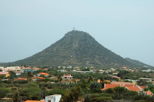 A montanha mais alta de Aruba é a Hooiberg, que fica bem no centro do parque nacional A montanha mais alta de Aruba é a Hooiberg, que fica bem no centro do parque nacional