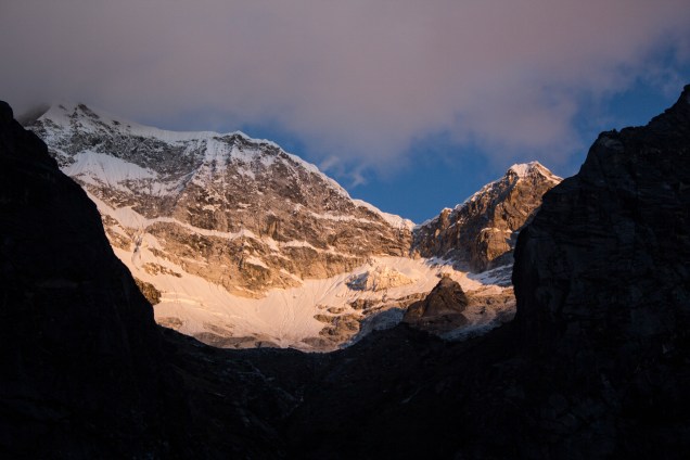 Localizada na Cordilheira Branca, no território demarcado como os Andes Peruanos, essa montanha é considerada como o pico mais alto do Peru e o sexto da <a href="https://viajeaqui.abril.com.br/continentes/america-do-sul" target="_blank">América do Sul</a>, com 6768 metros de altura. O nome que a batiza é, na verdade, uma homenagem a Huáscar, um chefe Sapa Inca que viveu em meados do século 16. Ela fica localizada no parque nacional homônimo, que cobre uma área de 3400 km² e foi tombado como Patrimônio Mundial da Unesco em 1985