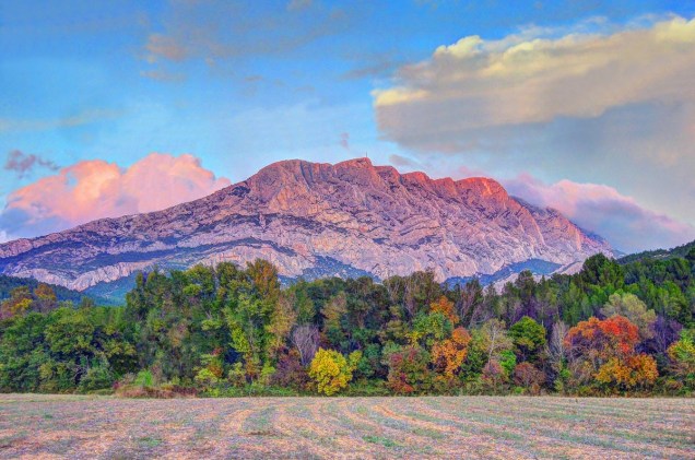 A montanha Sainte-Victoire, que inspirou 444 telas a óleo e 43 aquarelas do pintor Paul Cézzane, em <a href="https://viajeaqui.abril.com.br/cidades/franca-aixenprovence/fotos" rel="Aix-en-Provence" target="_blank">Aix-en-Provence</a>, no sul da <a href="https://viajeaqui.abril.com.br/paises/franca" rel="França" target="_blank">França</a>. Plaquinhas de bronze com a letra C enfeitam discretamente as ruas da cidade e indicam os lugares que significaram algo na vida do pintor