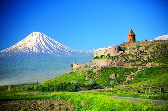 <a href="https://www.evoluirturismo.com.br/" rel="EVOLUIR" target="_blank"><strong>EVOLUIR</strong></a>    <strong>O QUE ELA FAZ POR VOCÊ:</strong> Explora a cultura e a história da <a href="https://viajeaqui.abril.com.br/paises/armenia" rel="Armênia" target="_blank">Armênia</a>.    <strong>PACOTE:</strong> Estado mais poderoso a leste de <a href="https://viajeaqui.abril.com.br/cidades/italia-roma" rel="Roma" target="_blank">Roma</a> no reinado de Tigranes II, o Grande (95–55 a.C.), o território armênio chegou a se expandir para vários cenários bíblicos. As cinco noites em Yerevan, no <a href="https://royalplaza.am/" rel="Royal Plaza" target="_blank">Royal Plaza</a>, e a única em Dzoraget, no <a href="https://www.tufenkianheritage.com/en/accommodation/avan-dzoraget-hotel/" rel="Avan" target="_blank">Avan</a>, visitam pontos religiosos como Echmiadzin, a primeira igreja cristã do mundo, e o Mosteiro de Khor Virap, de onde se avista o Monte Ararat (foto), local em que a arca de Noé teria parado após o dilúvio. Desde US$ 2790.