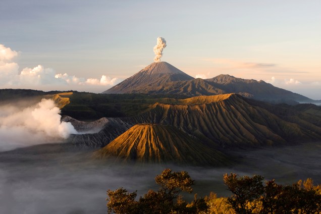 <a href="https://viajeaqui.abril.com.br/paises/indonesia" target="_blank" rel="noopener"><strong>Bromo, Indonésia </strong></a> Uma das paisagens mais icônicas da Indonésia (junto com as praias maravilhosas), seu pico está a 2.329 metros de altitude e tem fumaça sulfurosa e branca sendo expelida da cratera. Enxofre resultante dessa atividade vulcânica é extraído de lá de dentro por trabalhadores destemidos. A última erupção ocorreu em 2016.