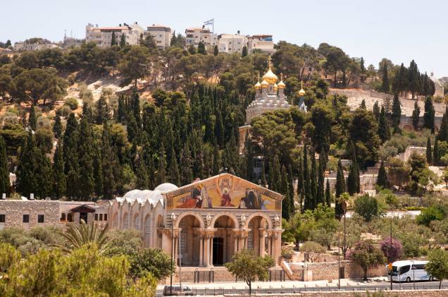 <strong>Monte das Oliveiras </strong>(local sagrado para o judaísmo, o islamismo e o cristianismo)As árvores típicas do Mediterrâneo estão por toda parte no monte que leva o nome delas. Associado no cristianismo ao local da traição de Judas, do martírio de Cristo e de Sua ascensão, o Monte das Oliveiras abrigou a primeira comunidade cristã da história, formada pelos apóstolos que se reuniam ali. De seu topo há uma vista espetacular da Cidade Velha e do Domo da Rocha, a reluzente cúpula dourada dos postais de Jerusalém <strong>Monte das Oliveiras </strong>(local sagrado para o judaísmo, o islamismo e o cristianismo)As árvores típicas do Mediterrâneo estão por toda parte no monte que leva o nome delas. Associado no cristianismo ao local da traição de Judas, do martírio de Cristo e de Sua ascensão, o Monte das Oliveiras abrigou a primeira comunidade cristã da história, formada pelos apóstolos que se reuniam ali. De seu topo há uma vista espetacular da Cidade Velha e do Domo da Rocha, a reluzente cúpula dourada dos postais de Jerusalém