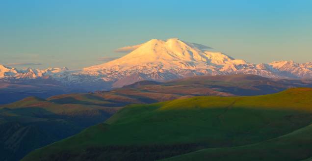 <strong>Monte Elbrus </strong> Alpinistas e montanhistas pelo mundo sonham escalar esse belo pico nevado. Isso porque este lugar não é qualquer morrinho por aí, mas a mais alta montanha de toda a <a href="https://viajeaqui.abril.com.br/continentes/europa" rel="Europa" target="_blank">Europa</a>, com 5.642 metros de altura. Sua inclinação, porém, não é tão íngreme - porque o Monte Elbrus costumava ser um vulcão que hoje encontra-se extinto -, portanto a dificuldade não se encontra em subir, mas em se manter por tanto tempo em ascendência <strong>Monte Elbrus </strong> Alpinistas e montanhistas pelo mundo sonham escalar esse belo pico nevado. Isso porque este lugar não é qualquer morrinho por aí, mas a mais alta montanha de toda a <a href="https://viajeaqui.abril.com.br/continentes/europa" rel="Europa" target="_blank">Europa</a>, com 5.642 metros de altura. Sua inclinação, porém, não é tão íngreme - porque o Monte Elbrus costumava ser um vulcão que hoje encontra-se extinto -, portanto a dificuldade não se encontra em subir, mas em se manter por tanto tempo em ascendência