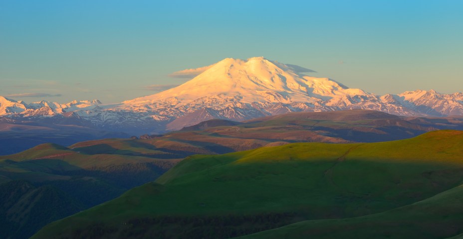 <strong>Monte Elbrus </strong>                Alpinistas e montanhistas pelo mundo sonham escalar esse belo pico nevado. Isso porque este lugar não é qualquer morrinho por aí, mas a mais alta montanha de toda a <a href="https://viajeaqui.abril.com.br/continentes/europa" rel="Europa" target="_blank">Europa</a>, com 5.642 metros de altura. Sua inclinação, porém, não é tão íngreme - porque o Monte Elbrus costumava ser um vulcão que hoje encontra-se extinto -, portanto a dificuldade não se encontra em subir, mas em se manter por tanto tempo em ascendência