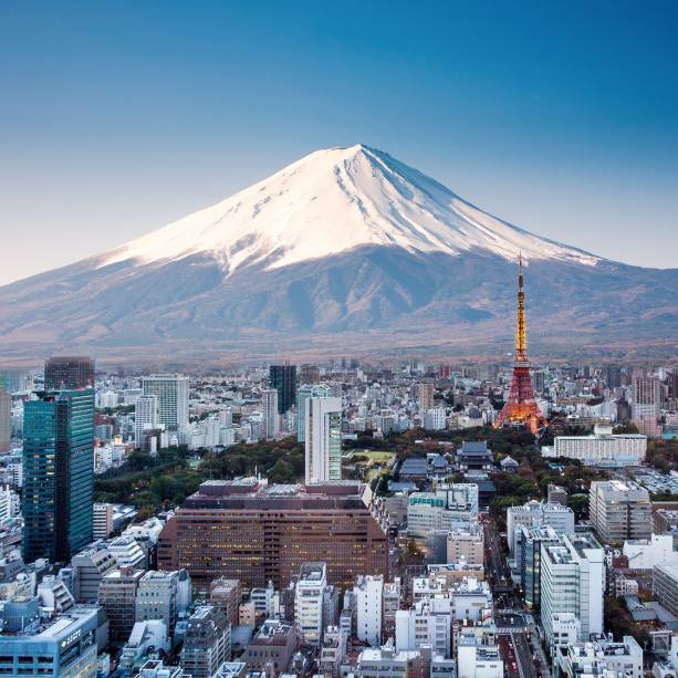 <a href="http://viajeaqui.abril.com.br/paises/japao" target="_blank" rel="noopener"><strong>Monte Fuji, Japão </strong></a> Um ditado japonês sugere que uma pessoa sábia escalará o Monte Fuji uma vez em sua vida, mas só um bobo chega até seu topo duas vezes. O maior vulcão do Japão (3.776 metros) fica a 100km de Tóquio e pode ser visto da cidade em dias de céu limpo.Sua última erupção foi há mais de 300 anos, em 1708, mas essa soneca deve acabar logo. Devido ao aumento da intensidade das atividades vulcânicas no Japão nos últimos anos, especula-se que ele retornara à ativa em breve e autoridades japonesas têm distribuído capacetes, máscaras contra fumaça e óculos de proteção em estações da montanha (seu uso não é obrigatório), além de mapas com rotas de evacuação para o caso de uma erupção surpresa