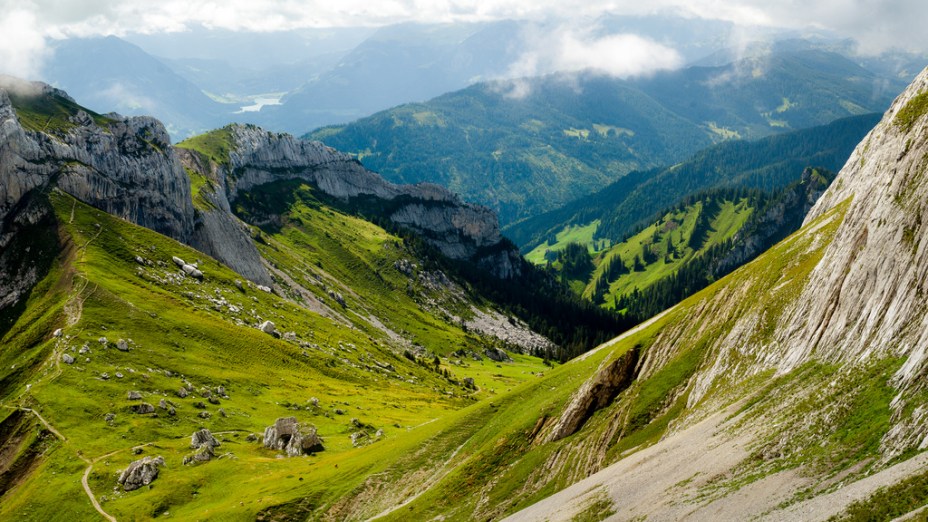 <strong>Monte Pilatus, Suíça</strong> Matterhorn, Eiger, Mont Blanc. Que montanha alpina escolher entre as mais belas? Selecionamos o Monte Pilatus por ser o mais acessível, próximo a Lucerna. <a href="https://www.booking.com/searchresults.pt-br.html?aid=332455&lang=pt-br&sid=eedbe6de09e709d664615ac6f1b39a5d&sb=1&src=index&src_elem=sb&error_url=https%3A%2F%2Fwww.booking.com%2Findex.pt-br.html%3Faid%3D332455%3Bsid%3Deedbe6de09e709d664615ac6f1b39a5d%3Bsb_price_type%3Dtotal%26%3B&ss=Su%C3%AD%C3%A7a&ssne=Ilhabela&ssne_untouched=Ilhabela&checkin_monthday=&checkin_month=&checkin_year=&checkout_monthday=&checkout_month=&checkout_year=&no_rooms=1&group_adults=2&group_children=0&from_sf=1&ss_raw=Su%C3%AD%C3%A7a&ac_position=0&ac_langcode=xb&dest_id=204&dest_type=country&search_pageview_id=d53b742b59f9029c&search_selected=true&search_pageview_id=d53b742b59f9029c&ac_suggestion_list_length=5&ac_suggestion_theme_list_length=0" target="_blank" rel="noopener"><em>Busque hospedagens na Suíça no Booking.com</em></a>