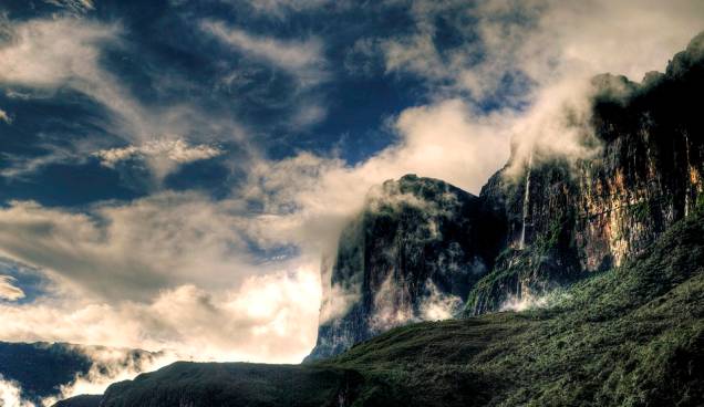 O Monte Roraima fica na fronteira entre Guiana, Brasil e <a href="http://viajeaqui.abril.com.br/paises/venezuela">Venezuela</a>