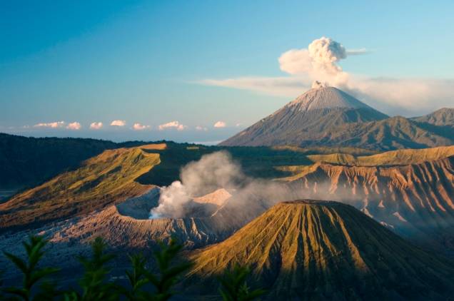 Com 3676 metros de altitude, o Monte Semeru é o ponto culminante da ilha de Java, na Indonésia e está em constante atividade vulcânica. Sua última grande erupção ocorreu em 2011