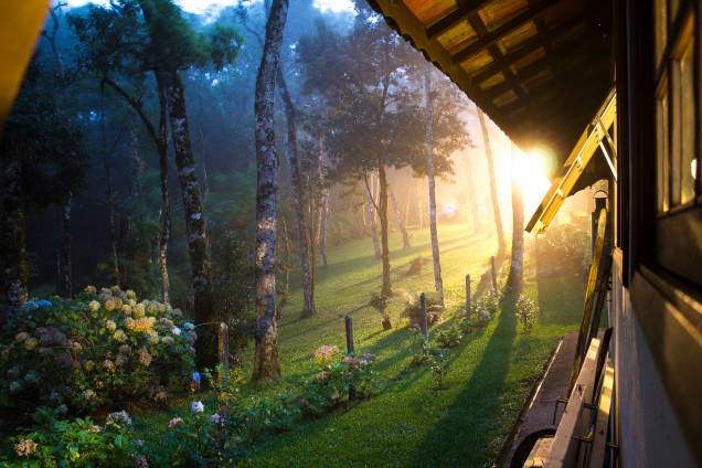 <strong>Monte Verde (MG) </strong> Construída em estilo europeu, Monte Verde é ainda mais encantadora no inverno, quando o clima frio faz a neblina cobrir a Serra da Mantiqueira. A cidade tem diversas pousadinhas românticas (com lareiras, banheiras de hidromassagem e serviço de café da manhã que vai até tarde) e restaurantes com mesas discretas e intimistas para casais apaixonados que servem comida mineira, fondue e truta, o peixe típico da região. <a href="https://www.booking.com/searchresults.pt-br.html?aid=332455&sid=605c56653290b80351df808102ac423d&sb=1&src=searchresults&src_elem=sb&error_url=https%3A%2F%2Fwww.booking.com%2Fsearchresults.pt-br.html%3Faid%3D332455%3Bsid%3D605c56653290b80351df808102ac423d%3Bclass_interval%3D1%3Bdest_id%3D-676172%3Bdest_type%3Dcity%3Bdtdisc%3D0%3Bfrom_sf%3D1%3Bgroup_adults%3D2%3Bgroup_children%3D0%3Binac%3D0%3Bindex_postcard%3D0%3Blabel_click%3Dundef%3Bno_rooms%3D1%3Boffset%3D0%3Bpostcard%3D0%3Braw_dest_type%3Dcity%3Broom1%3DA%252CA%3Bsb_price_type%3Dtotal%3Bsearch_selected%3D1%3Bsrc%3Dindex%3Bsrc_elem%3Dsb%3Bss%3DTiradentes%252C%2520Minas%2520Gerais%252C%2520Brasil%3Bss_all%3D0%3Bss_raw%3DTiradentes%3Bssb%3Dempty%3Bsshis%3D0%26%3B&ss=Monte+Verde%2C+Minas+Gerais%2C+Brasil&ssne=Tiradentes&ssne_untouched=Tiradentes&city=-676172&checkin_monthday=&checkin_month=&checkin_year=&checkout_monthday=&checkout_month=&checkout_year=&group_adults=2&group_children=0&no_rooms=1&from_sf=1&ss_raw=Monte+Verde&ac_position=0&ac_langcode=xb&dest_id=900048505&dest_type=city&place_id_lat=-22.864201&place_id_lon=-46.033901&search_pageview_id=195684030ef2012b&search_selected=true&search_pageview_id=195684030ef2012b&ac_suggestion_list_length=5&ac_suggestion_theme_list_length=0" target="_blank" rel="noopener"><em>Busque hospedagens em Monte Verde</em></a> <strong>Monte Verde (MG) </strong> Construída em estilo europeu, Monte Verde é ainda mais encantadora no inverno, quando o clima frio faz a neblina cobrir a Serra da Mantiqueira. A cidade tem diversas pousadinhas românticas (com lareiras, banheiras de hidromassagem e serviço de café da manhã que vai até tarde) e restaurantes com mesas discretas e intimistas para casais apaixonados que servem comida mineira, fondue e truta, o peixe típico da região. <a href="https://www.booking.com/searchresults.pt-br.html?aid=332455&sid=605c56653290b80351df808102ac423d&sb=1&src=searchresults&src_elem=sb&error_url=https%3A%2F%2Fwww.booking.com%2Fsearchresults.pt-br.html%3Faid%3D332455%3Bsid%3D605c56653290b80351df808102ac423d%3Bclass_interval%3D1%3Bdest_id%3D-676172%3Bdest_type%3Dcity%3Bdtdisc%3D0%3Bfrom_sf%3D1%3Bgroup_adults%3D2%3Bgroup_children%3D0%3Binac%3D0%3Bindex_postcard%3D0%3Blabel_click%3Dundef%3Bno_rooms%3D1%3Boffset%3D0%3Bpostcard%3D0%3Braw_dest_type%3Dcity%3Broom1%3DA%252CA%3Bsb_price_type%3Dtotal%3Bsearch_selected%3D1%3Bsrc%3Dindex%3Bsrc_elem%3Dsb%3Bss%3DTiradentes%252C%2520Minas%2520Gerais%252C%2520Brasil%3Bss_all%3D0%3Bss_raw%3DTiradentes%3Bssb%3Dempty%3Bsshis%3D0%26%3B&ss=Monte+Verde%2C+Minas+Gerais%2C+Brasil&ssne=Tiradentes&ssne_untouched=Tiradentes&city=-676172&checkin_monthday=&checkin_month=&checkin_year=&checkout_monthday=&checkout_month=&checkout_year=&group_adults=2&group_children=0&no_rooms=1&from_sf=1&ss_raw=Monte+Verde&ac_position=0&ac_langcode=xb&dest_id=900048505&dest_type=city&place_id_lat=-22.864201&place_id_lon=-46.033901&search_pageview_id=195684030ef2012b&search_selected=true&search_pageview_id=195684030ef2012b&ac_suggestion_list_length=5&ac_suggestion_theme_list_length=0" target="_blank" rel="noopener"><em>Busque hospedagens em Monte Verde</em></a>