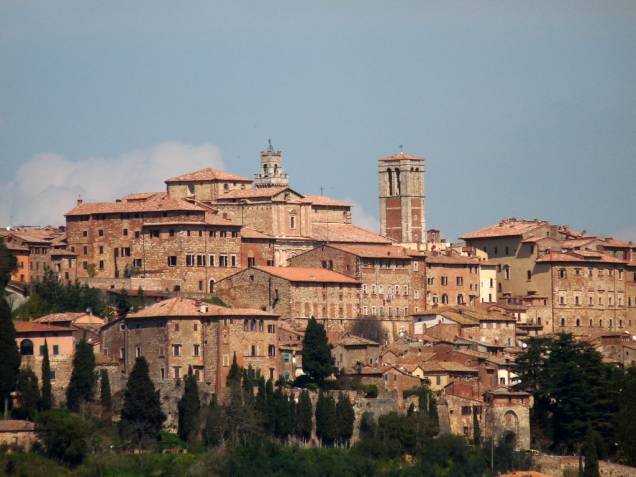 <strong>MONTEPULCIANO</strong> (a 55 km de Siena)Edificada no alto de uma colina, como todas as cidades medievais da região, <a href="http://viajeaqui.abril.com.br/cidades/italia-montepulciano" rel="Montepulciano" target="_blank">Montepulciano</a> é cercada por muralhas e fortificações que datam do século 16. Também aqui os elegantes palácios renascentistas compõem o <a href="http://viajeaqui.abril.com.br/estabelecimentos/italia-montepulciano-atracao-centro-historico" rel="Centro Histórico" target="_blank">Centro Histórico</a> muito bem conservado<em>.</em>Conheça as duas igrejas mais importantes do período medieval da cidade: <a href="http://viajeaqui.abril.com.br/estabelecimentos/italia-montepulciano-atracao-chiesa-di-san-biagio" rel="Chiesa Madonna di San Biagio" target="_blank">Chiesa Madonna di San Biagio</a> – Via di San Biagio, 14, aberta todos os dias, e <a href="http://viajeaqui.abril.com.br/estabelecimentos/italia-montepulciano-atracao-chiesa-di-sant-agostino" rel="Chiesa Sant’Agostino" target="_blank">Chiesa Sant’Agostino</a> – Piazza Michelozzo, também aberta todos os dias.