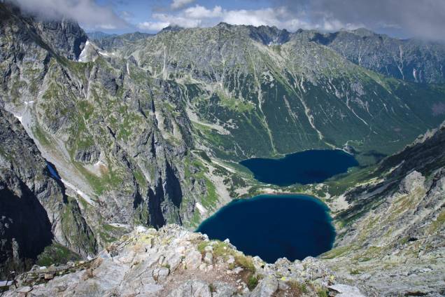 <strong>Montes Tatras</strong> As montanhas Tatras ficam na divisa entre <a href="http://viajeaqui.abril.com.br/paises/eslovaquia">Eslováquia</a> e <a href="http://viajeaqui.abril.com.br/paises/polonia">Polônia</a>. Os trekkings por aqui estão entre as atividades de verão favoritas na região. <a href="https://www.booking.com/searchresults.pt-br.html?aid=332455&lang=pt-br&sid=eedbe6de09e709d664615ac6f1b39a5d&sb=1&src=index&src_elem=sb&error_url=https%3A%2F%2Fwww.booking.com%2Findex.pt-br.html%3Faid%3D332455%3Bsid%3Deedbe6de09e709d664615ac6f1b39a5d%3Bsb_price_type%3Dtotal%26%3B&ss=Pol%C3%B4nia&ssne=Ilhabela&ssne_untouched=Ilhabela&checkin_monthday=&checkin_month=&checkin_year=&checkout_monthday=&checkout_month=&checkout_year=&no_rooms=1&group_adults=2&group_children=0&from_sf=1&ss_raw=Pol%C3%B4nia&ac_position=0&ac_langcode=xb&dest_id=170&dest_type=country&search_pageview_id=6f7f73b6838402c5&search_selected=true&search_pageview_id=6f7f73b6838402c5&ac_suggestion_list_length=5&ac_suggestion_theme_list_length=0" target="_blank" rel="noopener"><em>Busque hospedagens na Polônia no Booking.com</em></a>