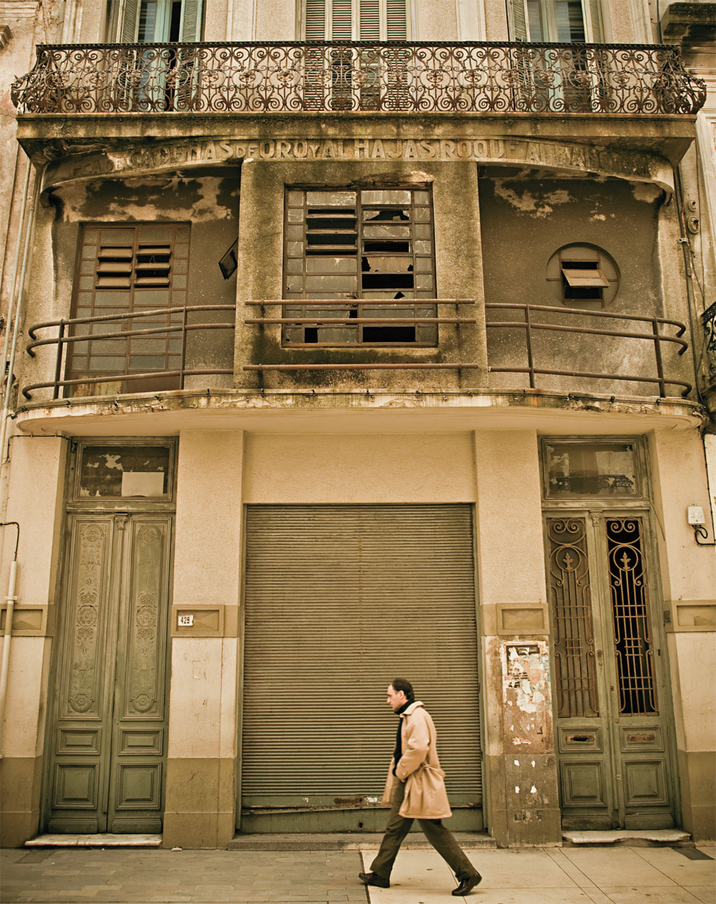 Construtivismo: uma história por trás da fachada simétrica e gris da Ciudad Vieja; ao caminhar, olhe para cima