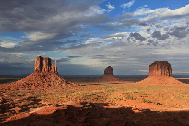 <strong>Monument Valley, EUA</strong> Outra preciosidade nos parques da nação Navajo, o Monument Valley fica na divisa dos estados de Utah e Arizona e já figurou como cenário de filmes, ensaios de moda e video clips. <a href="https://www.booking.com/searchresults.pt-br.html?aid=332455&lang=pt-br&sid=eedbe6de09e709d664615ac6f1b39a5d&sb=1&src=index&src_elem=sb&error_url=https%3A%2F%2Fwww.booking.com%2Findex.pt-br.html%3Faid%3D332455%3Bsid%3Deedbe6de09e709d664615ac6f1b39a5d%3Bsb_price_type%3Dtotal%26%3B&ss=Estados+Unidos&ssne=Ilhabela&ssne_untouched=Ilhabela&checkin_monthday=&checkin_month=&checkin_year=&checkout_monthday=&checkout_month=&checkout_year=&no_rooms=1&group_adults=2&group_children=0&from_sf=1&ss_raw=Estados+Unidos&ac_position=0&ac_langcode=xb&dest_id=224&dest_type=country&search_pageview_id=1ac37203874c074a&search_selected=true&search_pageview_id=1ac37203874c074a&ac_suggestion_list_length=5&ac_suggestion_theme_list_length=0" target="_blank" rel="noopener"><em>Busque hospedagens nos Estados Unidos no Booking.com</em></a>