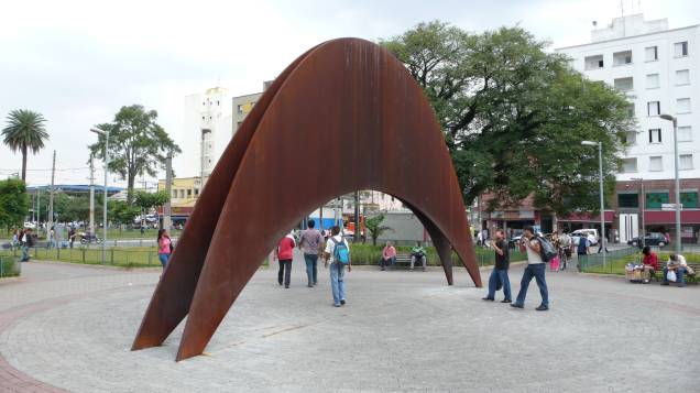 <strong>4. Monumento ao Migrante Nordestino, <a href="http://viajeaqui.abril.com.br/cidades/br-sp-sao-paulo" rel="São Paulo" target="_self">São Paulo (SP)</a></strong>Localizado no Largo da Concórdia, no bairro do Brás, a escultura de aço de 20 toneladas foi inaugurada como uma iniciativa do Memorial do Imigrante em 2010 em homenagem ao povo nordestino. O formato em chapéu de cangaceiro deveria ser uma ideia fenomenal, não fosse o mal acabamento, o descuido e o desgaste sofrido pela obra desde então