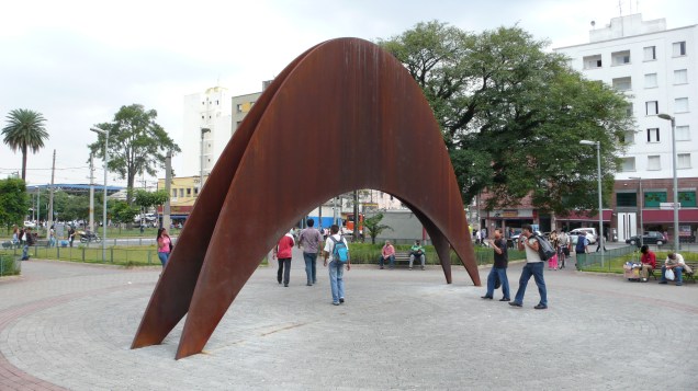 <strong>4. Monumento ao Migrante Nordestino, <a href="https://viajeaqui.abril.com.br/cidades/br-sp-sao-paulo" rel="São Paulo" target="_self">São Paulo (SP)</a></strong>Localizado no Largo da Concórdia, no bairro do Brás, a escultura de aço de 20 toneladas foi inaugurada como uma iniciativa do Memorial do Imigrante em 2010 em homenagem ao povo nordestino. O formato em chapéu de cangaceiro deveria ser uma ideia fenomenal, não fosse o mal acabamento, o descuido e o desgaste sofrido pela obra desde então