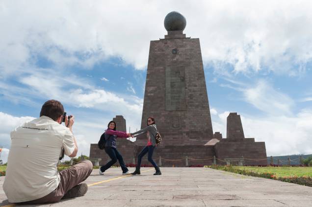 <strong><a href="https://viajeaqui.abril.com.br/cidades/equador-quito" rel="Quito" target="_blank">Quito</a> com Cuenca</strong> O monumento Mitad del Mundo (foto), marco da Linha do Equador, e o centro histórico de Quito, Patrimônio Mundial pela Unesco, são duas das atrações deste pacote de sete noites: quatro na capital equatoriana, no <a href="https://www.mercurequito.com.ec/" rel="Mercure" target="_blank">Mercure</a>, duas na histórica Cuenca, no <a href="https://www.santaluciahotel.com/" rel="Santa Lucía" target="_blank">Santa Lucía</a>, e uma em fazenda de Riobamba, com pensão completa e passeio ao Parque Nacional Cotopaxi, nome de um dos mais altos e cênicos vulcões ativos do mundo. <strong>Quando:</strong> em dezembro <strong>Quem leva:</strong> <a href="https://www.stellabarros.com.br/" rel="Stella Barros" target="_blank">Stella Barros</a> <strong>Quanto:</strong> US$ 1743 <strong><a href="https://viajeaqui.abril.com.br/cidades/equador-quito" rel="Quito" target="_blank">Quito</a> com Cuenca</strong> O monumento Mitad del Mundo (foto), marco da Linha do Equador, e o centro histórico de Quito, Patrimônio Mundial pela Unesco, são duas das atrações deste pacote de sete noites: quatro na capital equatoriana, no <a href="https://www.mercurequito.com.ec/" rel="Mercure" target="_blank">Mercure</a>, duas na histórica Cuenca, no <a href="https://www.santaluciahotel.com/" rel="Santa Lucía" target="_blank">Santa Lucía</a>, e uma em fazenda de Riobamba, com pensão completa e passeio ao Parque Nacional Cotopaxi, nome de um dos mais altos e cênicos vulcões ativos do mundo. <strong>Quando:</strong> em dezembro <strong>Quem leva:</strong> <a href="https://www.stellabarros.com.br/" rel="Stella Barros" target="_blank">Stella Barros</a> <strong>Quanto:</strong> US$ 1743
