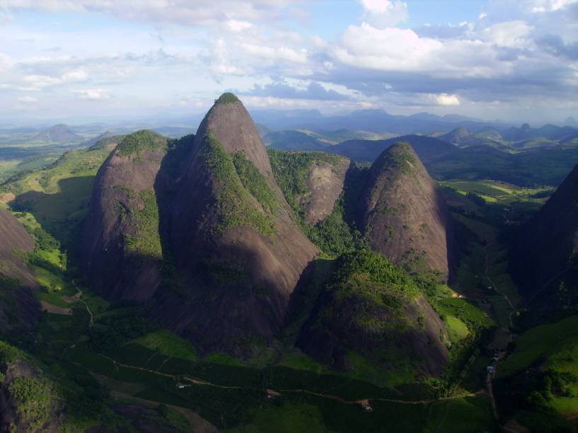 Juntas, as formações rochosas têm o nome de Monumento Natural dos Pontões Capixabas. Apesar de surpreendente, o local - que fica a 180 km da capital, <a href="https://viajeaqui.abril.com.br/cidades/br-es-vitoria" target="_blank">Vitória (ES)</a>, tem infraestrutura precária para o turismo+ <strong><a href="https://viajeaqui.abril.com.br/materias/por-que-antes-de-dar-uma-volta-ao-mundo-voce-deveria-dar-uma-volta-pelo-brasil" target="_blank">Por que antes de dar uma volta ao mundo você deveria dar uma volta pelo Brasil</a></strong>