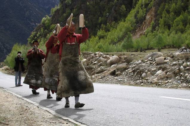 <strong>Lhasa, Tibete (continuação)</strong><br />Peregrinos rumo a Lhasa. Durante seu caminho eles prostam-se praticamente a cada passo, entoando orações budistas.<br /> <strong>Lhasa, Tibete (continuação)</strong><br />Peregrinos rumo a Lhasa. Durante seu caminho eles prostam-se praticamente a cada passo, entoando orações budistas.<br />