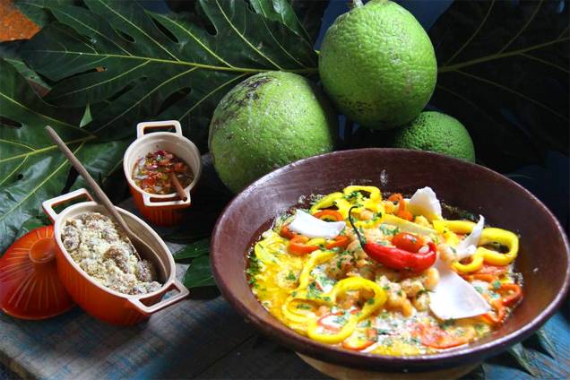 <strong><a href="https://viajeaqui.abril.com.br/estabelecimentos/br-ba-salvador-restaurante-preta" rel="Restaurante Preta">Restaurante Preta</a>, <a href="https://viajeaqui.abril.com.br/cidades/br-ba-salvador" rel="Salvador" target="_self">Salvador</a>, <a href="https://viajeaqui.abril.com.br/estados/br-bahia" rel="Bahia" target="_self">Bahia</a></strong> Localizado na Praia de Botelho, o restaurante pede certos cuidados para ser encontrado: vá de carro até a Praia de Botelho e, de lá, alugue um barco para chegar à região da Ilha da Maré. Apesar do esforço, a paisagem e as opções saborosas do cardápio compensam. Entre elas, escolha a <strong>moqueca de camarão</strong> com coco-verde e fruta-pão, acompanhada de feijão-verde e farofa de tapioca e banana <em><a href="https://www.booking.com/city/br/salvador.pt-br.html?aid=332455&label=viagemabril-restaurantes-no-nordeste" rel="Veja preços de hotéis em Salvador no Booking.com" target="_blank">Veja preços de hotéis em Salvador no Booking.com</a></em> <strong><a href="https://viajeaqui.abril.com.br/estabelecimentos/br-ba-salvador-restaurante-preta" rel="Restaurante Preta">Restaurante Preta</a>, <a href="https://viajeaqui.abril.com.br/cidades/br-ba-salvador" rel="Salvador" target="_self">Salvador</a>, <a href="https://viajeaqui.abril.com.br/estados/br-bahia" rel="Bahia" target="_self">Bahia</a></strong> Localizado na Praia de Botelho, o restaurante pede certos cuidados para ser encontrado: vá de carro até a Praia de Botelho e, de lá, alugue um barco para chegar à região da Ilha da Maré. Apesar do esforço, a paisagem e as opções saborosas do cardápio compensam. Entre elas, escolha a <strong>moqueca de camarão</strong> com coco-verde e fruta-pão, acompanhada de feijão-verde e farofa de tapioca e banana <em><a href="https://www.booking.com/city/br/salvador.pt-br.html?aid=332455&label=viagemabril-restaurantes-no-nordeste" rel="Veja preços de hotéis em Salvador no Booking.com" target="_blank">Veja preços de hotéis em Salvador no Booking.com</a></em>