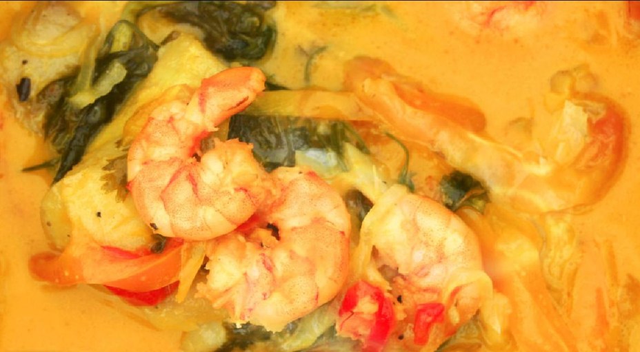 A moqueca de peixe com camarão do Restaurante BarCaxeira, em Porto de Galinhas, serve duas pessoas
