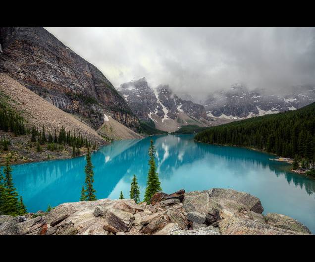 <strong>Moraine Lake, Parque Nacional Banff, Canadá</strong> Junto com o Lago Louise, o Moraine faz parte do Parque Nacional Banff, próximo de Calgary, na província de Alberta. É um dos mais famosos símbolos das Montanhas Rochosas do Canadá. <a href="https://www.booking.com/searchresults.pt-br.html?aid=332455&lang=pt-br&sid=eedbe6de09e709d664615ac6f1b39a5d&sb=1&src=index&src_elem=sb&error_url=https%3A%2F%2Fwww.booking.com%2Findex.pt-br.html%3Faid%3D332455%3Bsid%3Deedbe6de09e709d664615ac6f1b39a5d%3Bsb_price_type%3Dtotal%26%3B&ss=Canad%C3%A1&ssne=Ilhabela&ssne_untouched=Ilhabela&checkin_monthday=&checkin_month=&checkin_year=&checkout_monthday=&checkout_month=&checkout_year=&no_rooms=1&group_adults=2&group_children=0&from_sf=1&ss_raw=+Canad%C3%A1+&ac_position=0&ac_langcode=xb&dest_id=38&dest_type=country&search_pageview_id=1ac371d862ea0961&search_selected=true&search_pageview_id=1ac371d862ea0961&ac_suggestion_list_length=5&ac_suggestion_theme_list_length=0" target="_blank" rel="noopener"><em>Busque hospedagens no Canadá no Booking.com</em></a> <strong>Moraine Lake, Parque Nacional Banff, Canadá</strong> Junto com o Lago Louise, o Moraine faz parte do Parque Nacional Banff, próximo de Calgary, na província de Alberta. É um dos mais famosos símbolos das Montanhas Rochosas do Canadá. <a href="https://www.booking.com/searchresults.pt-br.html?aid=332455&lang=pt-br&sid=eedbe6de09e709d664615ac6f1b39a5d&sb=1&src=index&src_elem=sb&error_url=https%3A%2F%2Fwww.booking.com%2Findex.pt-br.html%3Faid%3D332455%3Bsid%3Deedbe6de09e709d664615ac6f1b39a5d%3Bsb_price_type%3Dtotal%26%3B&ss=Canad%C3%A1&ssne=Ilhabela&ssne_untouched=Ilhabela&checkin_monthday=&checkin_month=&checkin_year=&checkout_monthday=&checkout_month=&checkout_year=&no_rooms=1&group_adults=2&group_children=0&from_sf=1&ss_raw=+Canad%C3%A1+&ac_position=0&ac_langcode=xb&dest_id=38&dest_type=country&search_pageview_id=1ac371d862ea0961&search_selected=true&search_pageview_id=1ac371d862ea0961&ac_suggestion_list_length=5&ac_suggestion_theme_list_length=0" target="_blank" rel="noopener"><em>Busque hospedagens no Canadá no Booking.com</em></a>