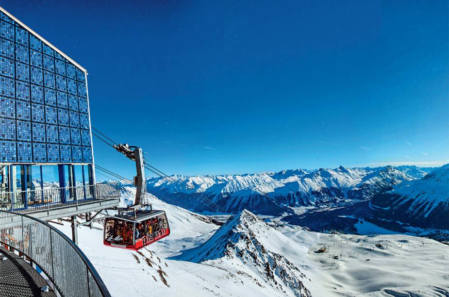 <strong>4. <a href="http://viajeaqui.abril.com.br/materias/st-moritz-esqui-e-frio-no-destino-de-inverno-mais-famoso-da-suica" rel="St. Moritz, na Suíça" target="_blank">St. Moritz, na Suíça</a></strong>                A estação de esqui é uma das mais chiques e mais tradicionais dos Alpes: começou a funcionar há 150 anos, e levou os primeiros esquiadores para as montanhas geladas da Suíça. Na foto, um bondinho ladeira abaixo em Piz Nair
