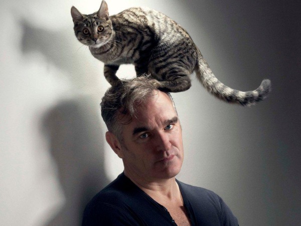 <strong>MORRISSEY</strong><br />              <br />              O cantor inglês ganhou fama mundial ao liderar a banda <strong>The Smiths</strong>, mas não costuma relembrar este passado em sua turnê. Podemos esperar sucessos como <em>All you need is me, Black Cloud, I′m throwing my arms around Paris </em>e <em>I’m OK by myself.</em> Por outro lado, como ele não pisa no Brasil há 12 anos, os fãs esperam que Morrisey abra uma exceção.                            <strong>Onde e Quando: </strong>Belo Horizonte (MG), dia 7 de março, no Chevrolet Hall. Rio de Janeiro, dia 9, na Fundição Progresso. São Paulo, dia 11, no <strong>Festival Live Music Rocks</strong>, Espaço das Américas                            <strong>Ingressos: </strong>Os ingressos do show no Rio e em São Paulo estão no site <a href="https://www.livepass.com.br/?s=morrissey" rel="Live Pass" target="_blank">Live Pass</a>, enquanto os de Belo Horizonte estão à venda no site <a href="https://premier.ticketsforfun.com.br/search/SearchResults.aspx?k=morrissey " rel="Tickets for Fun" target="_blank">Tickets for Fun</a>