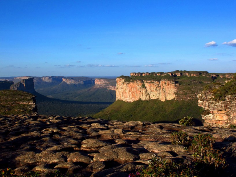 <a href="https://viajeaqui.abril.com.br/cidades/br-ba-chapada-diamantina">Chapada Diamantina</a>, Bahia. <em><a href="https://www.booking.com/searchresults.pt-br.html?aid=332455&lang=pt-br&sid=eedbe6de09e709d664615ac6f1b39a5d&sb=1&src=searchresults&src_elem=sb&error_url=https%3A%2F%2Fwww.booking.com%2Fsearchresults.pt-br.html%3Faid%3D332455%3Bsid%3Deedbe6de09e709d664615ac6f1b39a5d%3Bclass_interval%3D1%3Bdest_id%3D167%3Bdest_type%3Dcountry%3Bdtdisc%3D0%3Bfrom_sf%3D1%3Bgroup_adults%3D2%3Bgroup_children%3D0%3Binac%3D0%3Bindex_postcard%3D0%3Blabel_click%3Dundef%3Bno_rooms%3D1%3Boffset%3D0%3Bpostcard%3D0%3Braw_dest_type%3Dcountry%3Broom1%3DA%252CA%3Bsb_price_type%3Dtotal%3Bsearch_selected%3D1%3Bsrc%3Dindex%3Bsrc_elem%3Dsb%3Bss%3DPeru%3Bss_all%3D0%3Bss_raw%3DPeru%3Bssb%3Dempty%3Bsshis%3D0%26%3B&ss=Bahia%2C+%E2%80%8BBrasil&ssne=Peru&ssne_untouched=Peru&checkin_monthday=&checkin_month=&checkin_year=&checkout_monthday=&checkout_month=&checkout_year=&no_rooms=1&group_adults=2&group_children=0&highlighted_hotels=&from_sf=1&ss_raw=Bahia&ac_position=0&ac_langcode=xb&dest_id=644&dest_type=region&search_pageview_id=a07178678dce03fe&search_selected=true&search_pageview_id=a07178678dce03fe&ac_suggestion_list_length=5&ac_suggestion_theme_list_length=0" target="_blank" rel="noopener">Busque hospedagens na Bahia no Booking.com</a></em>