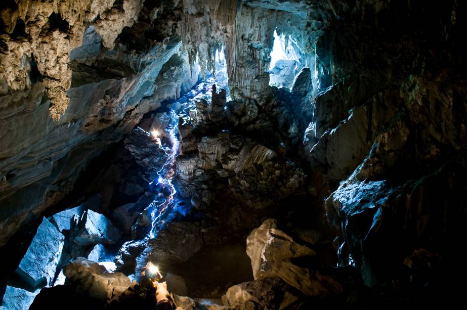 Caverna Morro Preto, iluminada por uma luz azul