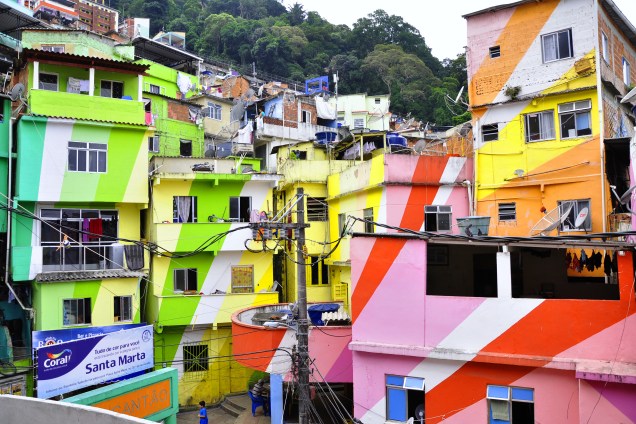 <strong>11. Favela Santa Marta, <a href="https://viajeaqui.abril.com.br/cidades/br-rj-rio-de-janeiro" target="_blank" rel="noopener">Rio de Janeiro </a></strong>É uma das maiores favelas da cidade. Pacificada em 2008, a Santa Marta virou cartão-postal carioca depois que as casas foram pintadas por iniciativa de uma marca de tintas de construção civil. Além das casinhas coloridas, o mirante do morro revela uma das visões mais deslumbrantes da cidade do Rio de Janeiro e atrai turistas do mundo inteiro, que passam pelo lugar em busca de visitas guiadas. Artistas como Madonna, Beyoncé e Michael Jackson já passaram por aqui, sendo que os dois últimos gravaram videoclipes