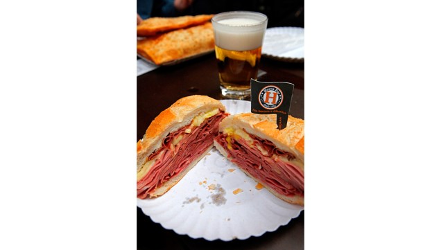 Para quem tem estômago forte, o sanduíche de mortadela do Hocca Bar é a pedida certa no Mercado Municipal Paulistano