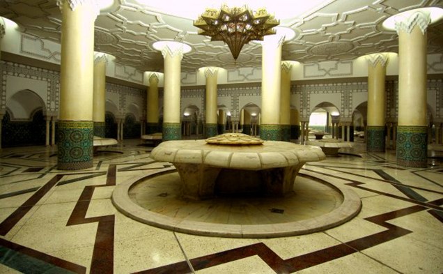O interior da mesquita guarda uma ampla sala de orações, com 20 mil metros quadrados e capacidade para 25 mil fiéis