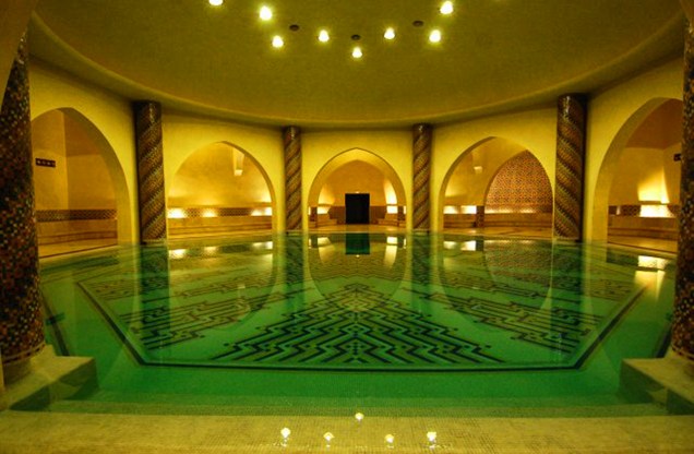 Em seu subsolo, há uma sala de purificação com 40 fontes de mármore para a lavagem de pés e mãos dos muçulmanos