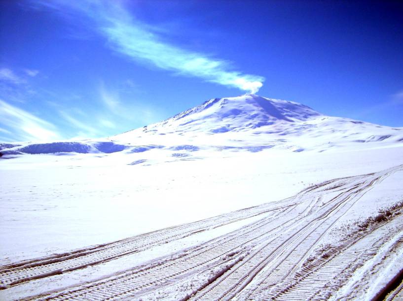 <a href="http://viajeaqui.abril.com.br/continentes/antartica" target="_blank" rel="noopener"><strong>Erebus, Antártica </strong></a> Foi nomeado em homenagem a um dos navios do seu descobridor James Clark Ross. O outro, chamado Terror, nomeou o vulcão inativo que fica ao lado do Erebus. Os dois são homenagens aos deuses primordiais gregos irmãos, filhos de Caos. Erebus também significa “escuridão” e é o nome de uma região do submundo na mitologia grega, onde os mortos passam imediatamente depois de falecer, um lugar de escuridão entre a Terra e Hades. Nada mais apropriado para um continente que fica na escuridão durante 6 meses e não tem quase nenhum habitante.