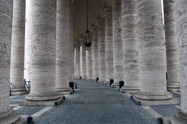 A colunata de Bernini abraça a Praça de São Pedro, em Roma