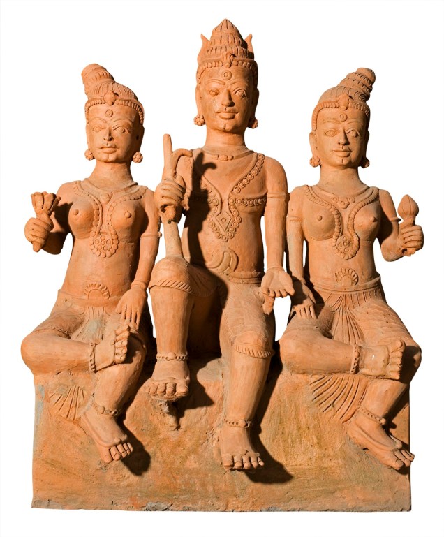 Relicário de três figuras em terracota usado para proteger as aldeias