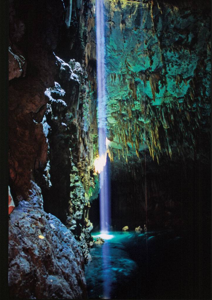 A maior caverna submersa do mundo fica em <a href="https://viajeaqui.abril.com.br/cidades/br-ms-bonito" rel="Bonito (MS)" target="_blank">Bonito (MS)</a>. O Abismo Anhumas é uma cratera de 72 metros de profundidade que abriga um lago de águas cristalinas 