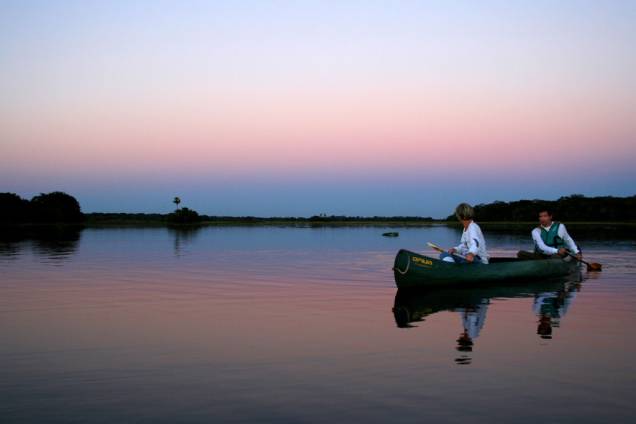 Após um dia cansativo, não há nada melhor do que um passeio de <strong>canoa</strong> para ver o pôr do sol pantaneiro. Na estação da cheia no <a href="https://viajeaqui.abril.com.br/cidades/br-mt-pantanal" rel="Pantanal" target="_blank"><strong>Pantanal</strong></a>, o evento se torna ainda mais bonito graças ao espelho formado pela água, que inunda a planície Após um dia cansativo, não há nada melhor do que um passeio de <strong>canoa</strong> para ver o pôr do sol pantaneiro. Na estação da cheia no <a href="https://viajeaqui.abril.com.br/cidades/br-mt-pantanal" rel="Pantanal" target="_blank"><strong>Pantanal</strong></a>, o evento se torna ainda mais bonito graças ao espelho formado pela água, que inunda a planície