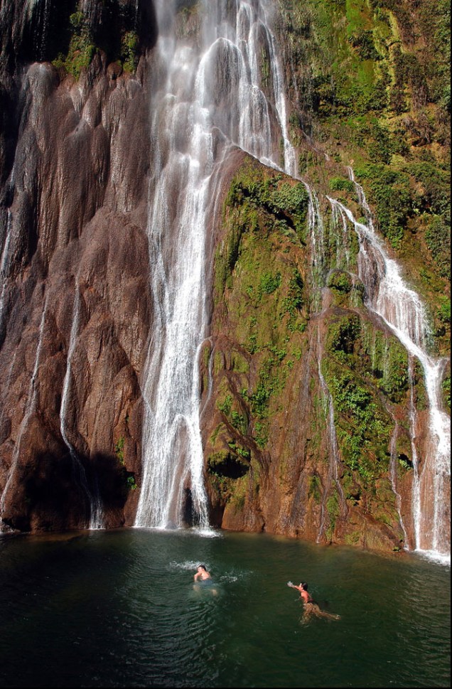 Após uma trilha de 4 km, passando por cachoeiras e piscinas naturais, chega-se à Cachoeira Boca da Onça