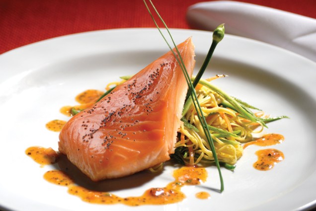 Com ambiente sofisticado, o cardápio aposta em receitas clássicas e nas criações do chef Ivo Faria, como o salmão com tagliolini e filamentos de legumes. 