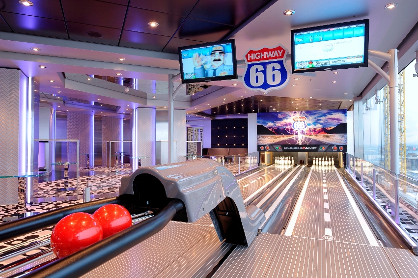 Entre as opções de lazer está o jogo de boliche Entre as opções de lazer está o jogo de boliche