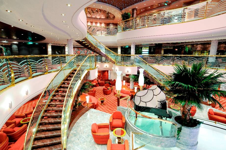 A decoração da recepção segue o padrão do restante do navio, com muito brilho e detalhes A decoração da recepção segue o padrão do restante do navio, com muito brilho e detalhes