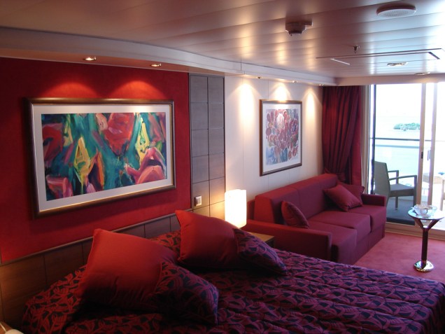 Cabine do navio, com cores quentes e quadro de decoração