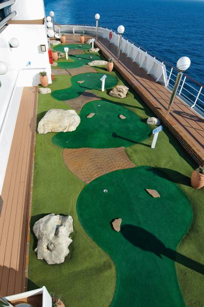 O campo de minigolfe é uma das atrações da área de lazer do MSC Orchestra O campo de minigolfe é uma das atrações da área de lazer do MSC Orchestra
