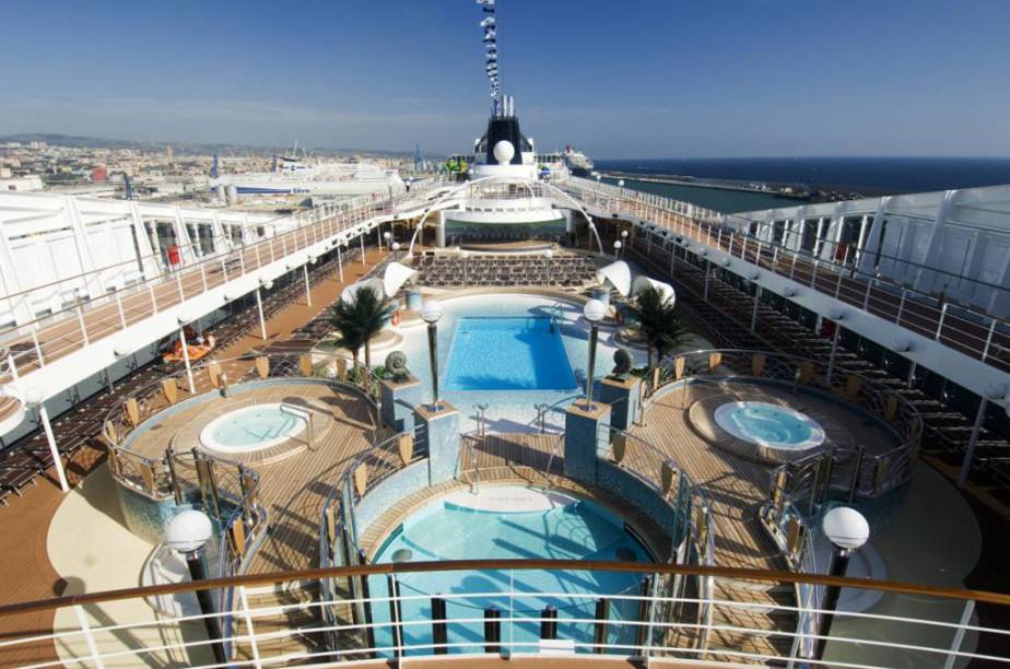 No deck os hóspedes podem escolher entre as piscinas e as hidromassagens No deck os hóspedes podem escolher entre as piscinas e as hidromassagens