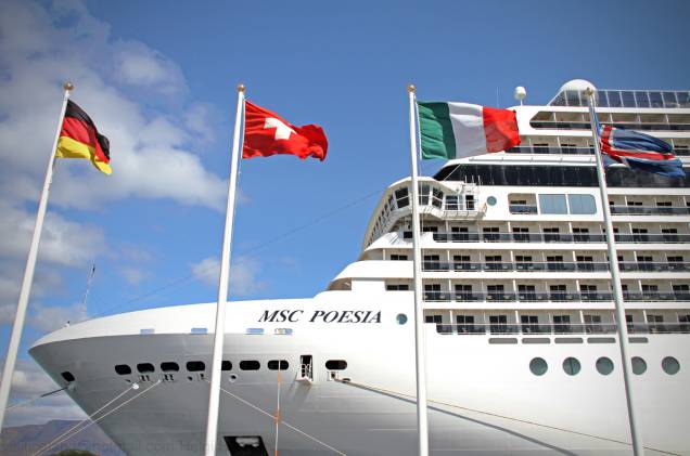 <strong>MSC POESIA</strong> Estreante na travessia para o <a href="https://viajeaqui.abril.com.br/paises/brasil" rel="Brasil" target="_blank"><strong>Brasil</strong></a>, o navio segue até <a href="https://viajeaqui.abril.com.br/cidades/br-sp-santos" rel="Santos" target="_blank"><strong>Santos</strong></a> saindo da charmosa <a href="https://viajeaqui.abril.com.br/cidades/italia-genova" rel="Gênova" target="_blank"><strong>Gênova</strong></a>, na <a href="https://viajeaqui.abril.com.br/paises/italia" rel="Itália" target="_blank"><strong>Itália</strong></a>. O percurso de 19 noites garante passagens por <strong>Savona, <a href="https://viajeaqui.abril.com.br/cidades/espanha-barcelona" rel="Barcelona" target="_blank">Barcelona</a>, Cádiz, <a href="https://viajeaqui.abril.com.br/cidades/marrocos-casablanca" rel="Casablanca" target="_blank">Casablanca</a>, Funchal, ilhas Canárias, <a href="https://viajeaqui.abril.com.br/cidades/br-pe-recife" rel="Recife" target="_blank">Recife</a>, <a href="https://viajeaqui.abril.com.br/cidades/br-al-maceio" rel="Maceió" target="_blank">Maceió</a>, <a href="https://viajeaqui.abril.com.br/cidades/br-ba-salvador" rel="Salvador" target="_blank">Salvador</a>, <a href="https://viajeaqui.abril.com.br/cidades/br-rj-buzios" rel="Búzios" target="_blank">Búzios</a></strong> e <a href="https://viajeaqui.abril.com.br/cidades/br-rj-rio-de-janeiro" rel="Rio de Janeiro" target="_blank"><strong>Rio de Janeiro</strong></a>. Ao chegar por aqui, fará percursos pelo rio da Prata e, no fim da temporada, no primeiro semestre de 2015, atravessará o oceano de volta para a Europa. <strong>QUANDO:</strong> Em 17 de novembro <strong>QUEM LEVA:</strong> A <a href="https://agaxtur.com.br)" rel="Agaxtur" target="_blank"><strong>Agaxtur</strong></a> (3067-0900) <strong>QUANTO:</strong> R$ 2 848 <strong>MSC POESIA</strong> Estreante na travessia para o <a href="https://viajeaqui.abril.com.br/paises/brasil" rel="Brasil" target="_blank"><strong>Brasil</strong></a>, o navio segue até <a href="https://viajeaqui.abril.com.br/cidades/br-sp-santos" rel="Santos" target="_blank"><strong>Santos</strong></a> saindo da charmosa <a href="https://viajeaqui.abril.com.br/cidades/italia-genova" rel="Gênova" target="_blank"><strong>Gênova</strong></a>, na <a href="https://viajeaqui.abril.com.br/paises/italia" rel="Itália" target="_blank"><strong>Itália</strong></a>. O percurso de 19 noites garante passagens por <strong>Savona, <a href="https://viajeaqui.abril.com.br/cidades/espanha-barcelona" rel="Barcelona" target="_blank">Barcelona</a>, Cádiz, <a href="https://viajeaqui.abril.com.br/cidades/marrocos-casablanca" rel="Casablanca" target="_blank">Casablanca</a>, Funchal, ilhas Canárias, <a href="https://viajeaqui.abril.com.br/cidades/br-pe-recife" rel="Recife" target="_blank">Recife</a>, <a href="https://viajeaqui.abril.com.br/cidades/br-al-maceio" rel="Maceió" target="_blank">Maceió</a>, <a href="https://viajeaqui.abril.com.br/cidades/br-ba-salvador" rel="Salvador" target="_blank">Salvador</a>, <a href="https://viajeaqui.abril.com.br/cidades/br-rj-buzios" rel="Búzios" target="_blank">Búzios</a></strong> e <a href="https://viajeaqui.abril.com.br/cidades/br-rj-rio-de-janeiro" rel="Rio de Janeiro" target="_blank"><strong>Rio de Janeiro</strong></a>. Ao chegar por aqui, fará percursos pelo rio da Prata e, no fim da temporada, no primeiro semestre de 2015, atravessará o oceano de volta para a Europa. <strong>QUANDO:</strong> Em 17 de novembro <strong>QUEM LEVA:</strong> A <a href="https://agaxtur.com.br)" rel="Agaxtur" target="_blank"><strong>Agaxtur</strong></a> (3067-0900) <strong>QUANTO:</strong> R$ 2 848