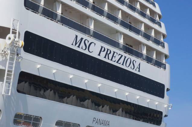 <strong>MSC PREZIOSA</strong> Com sua escada de cristais Swarovski e o maior tobogã aquático em alto-mar, o cruzeiro promete luxo e diversão nas 19 noites a bordo. O percurso, entre <a href="https://viajeaqui.abril.com.br/cidades/italia-veneza" rel="Veneza" target="_blank"><strong>Veneza</strong></a> e <a href="https://viajeaqui.abril.com.br/cidades/br-sp-santos" rel="Santos" target="_blank"><strong>Santos</strong></a>, passa por <strong><a href="https://viajeaqui.abril.com.br/paises/malta" rel="Malta" target="_blank">Malta</a>, <a href="https://viajeaqui.abril.com.br/cidades/espanha-barcelona" rel="Barcelona" target="_blank">Barcelona</a>, Funchal, ilhas Canárias, <a href="https://viajeaqui.abril.com.br/cidades/br-ba-salvador" rel="Salvador" target="_blank">Salvador</a></strong> e <a href="https://viajeaqui.abril.com.br/cidades/br-rj-rio-de-janeiro" rel="Rio de Janeiro" target="_blank"><strong>Rio de Janeiro</strong></a>. <strong>QUANDO:</strong> Em 8 de novembro <strong>QUEM LEVA:</strong> A <a href="https://msccruzeiros.com.br" rel="MSC" target="_blank"><strong>MSC</strong></a> (11/4003-1058) <strong>QUANTO:</strong> US$ 1 118 (com taxas) <strong>MSC PREZIOSA</strong> Com sua escada de cristais Swarovski e o maior tobogã aquático em alto-mar, o cruzeiro promete luxo e diversão nas 19 noites a bordo. O percurso, entre <a href="https://viajeaqui.abril.com.br/cidades/italia-veneza" rel="Veneza" target="_blank"><strong>Veneza</strong></a> e <a href="https://viajeaqui.abril.com.br/cidades/br-sp-santos" rel="Santos" target="_blank"><strong>Santos</strong></a>, passa por <strong><a href="https://viajeaqui.abril.com.br/paises/malta" rel="Malta" target="_blank">Malta</a>, <a href="https://viajeaqui.abril.com.br/cidades/espanha-barcelona" rel="Barcelona" target="_blank">Barcelona</a>, Funchal, ilhas Canárias, <a href="https://viajeaqui.abril.com.br/cidades/br-ba-salvador" rel="Salvador" target="_blank">Salvador</a></strong> e <a href="https://viajeaqui.abril.com.br/cidades/br-rj-rio-de-janeiro" rel="Rio de Janeiro" target="_blank"><strong>Rio de Janeiro</strong></a>. <strong>QUANDO:</strong> Em 8 de novembro <strong>QUEM LEVA:</strong> A <a href="https://msccruzeiros.com.br" rel="MSC" target="_blank"><strong>MSC</strong></a> (11/4003-1058) <strong>QUANTO:</strong> US$ 1 118 (com taxas)