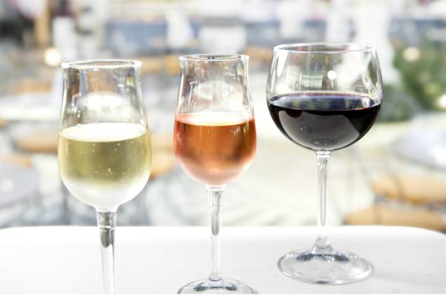 Um pacote de bebidas nas refeições a bordo, duas opções de vinho - tinto e branco - por dia, e uma garrafa de espumante na Noite de Gala completam o cardápio Um pacote de bebidas nas refeições a bordo, duas opções de vinho - tinto e branco - por dia, e uma garrafa de espumante na Noite de Gala completam o cardápio