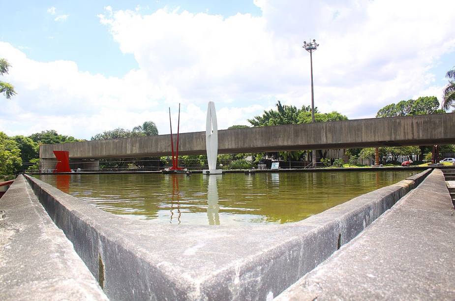O jardim ao redor do prédio do MuBE é repleto de esculturas do pernambucano Francisco Brennand